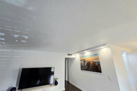 Condo in Pembroke Pines, Florida, 2 bedrooms  № 1889027 - photo 17