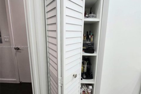 Condo in Pembroke Pines, Florida, 2 bedrooms  № 1889027 - photo 24
