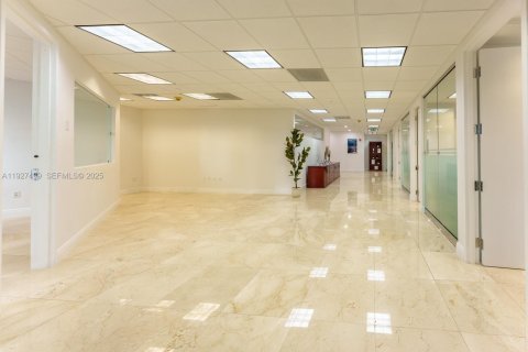 Купить коммерческую недвижимость в Майами, Флорида № 1988098 - фото 23