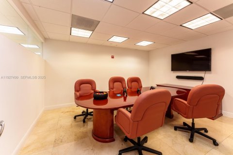 Купить коммерческую недвижимость в Майами, Флорида № 1988098 - фото 8