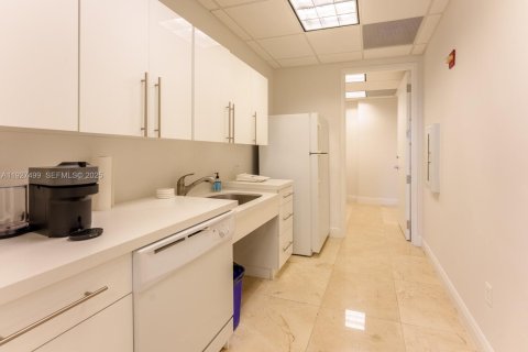 Купить коммерческую недвижимость в Майами, Флорида № 1988098 - фото 21