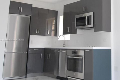 Apartamento en alquiler en Miami Beach, Florida, 2 dormitorios, 65.03 m2 № 1895426 - foto 2