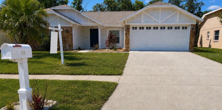 House in Brandon, Florida 3 bedrooms, 164.9 sq.m. № 2225990