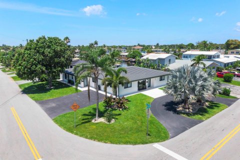 Commercial property in Pompano Beach, Florida 255.85 sq.m. № 2088339