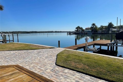 House in Redington Shores, Florida 2 bedrooms, 121.42 sq.m. № 1755383 - photo 1