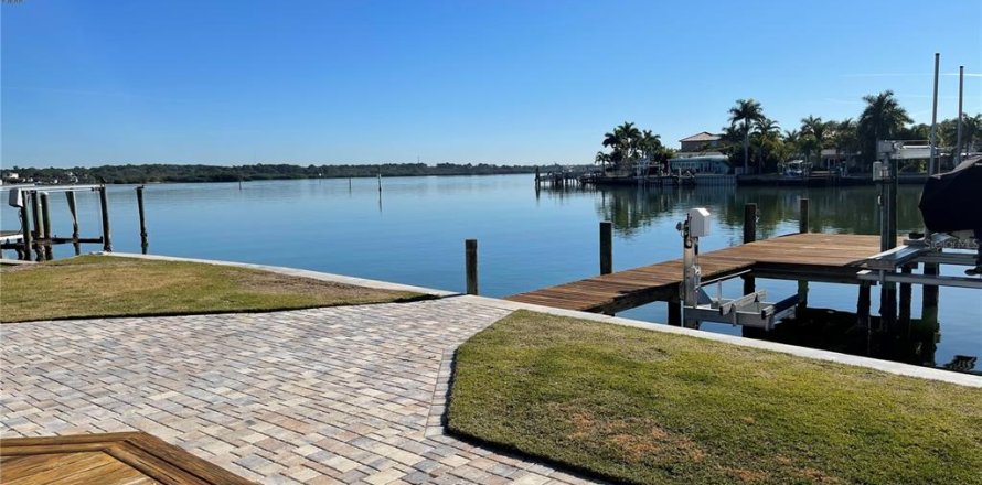 House in Redington Shores, Florida 2 bedrooms, 121.42 sq.m. № 1755383