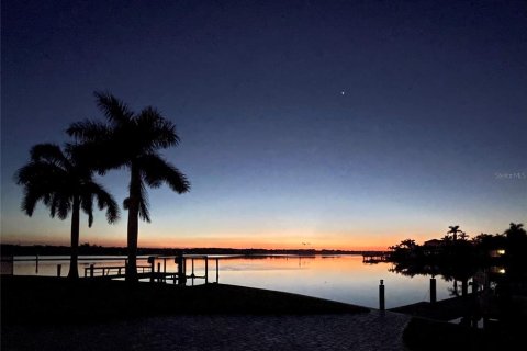House in Redington Shores, Florida 2 bedrooms, 121.42 sq.m. № 1755383 - photo 2