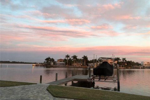 House in Redington Shores, Florida 2 bedrooms, 121.42 sq.m. № 1755383 - photo 5