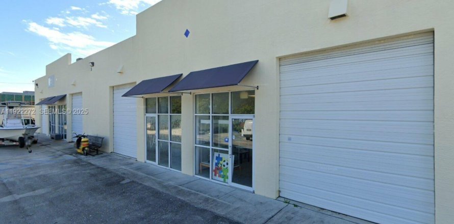 Commercial property in North Miami, Florida № 2038801