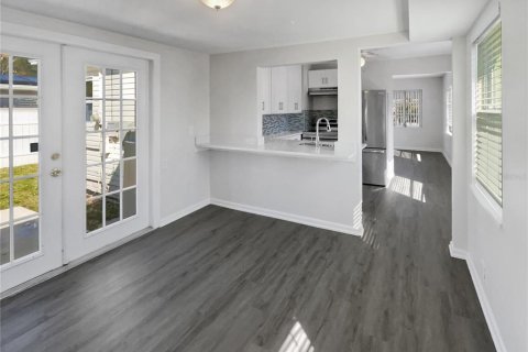 House in Saint Petersburg, Florida 3 bedrooms, 103.68 sq.m. № 1251357 - photo 11