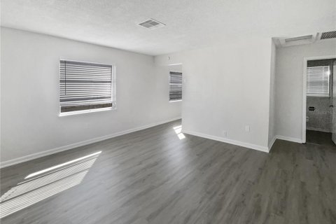 House in Saint Petersburg, Florida 3 bedrooms, 103.68 sq.m. № 1251357 - photo 9