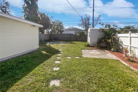 House in Saint Petersburg, Florida 3 bedrooms, 103.68 sq.m. № 1251357 - photo 17