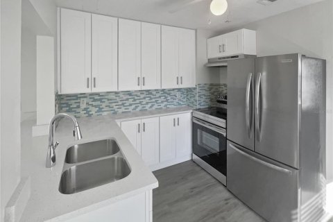 House in Saint Petersburg, Florida 3 bedrooms, 103.68 sq.m. № 1251357 - photo 6