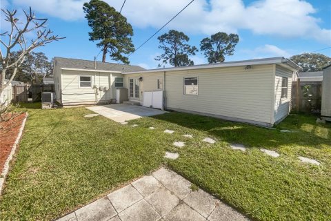 House in Saint Petersburg, Florida 3 bedrooms, 103.68 sq.m. № 1251357 - photo 8