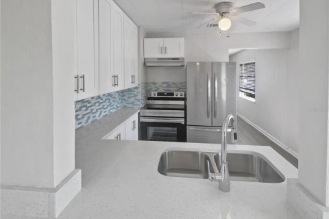 House in Saint Petersburg, Florida 3 bedrooms, 103.68 sq.m. № 1251357 - photo 12