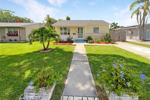 House in Saint Petersburg, Florida 3 bedrooms, 103.68 sq.m. № 1251357 - photo 1
