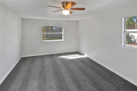 House in Saint Petersburg, Florida 3 bedrooms, 103.68 sq.m. № 1251357 - photo 5