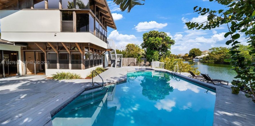 House in Fort Lauderdale, Florida 4 bedrooms, 249.44 sq.m. № 2076804