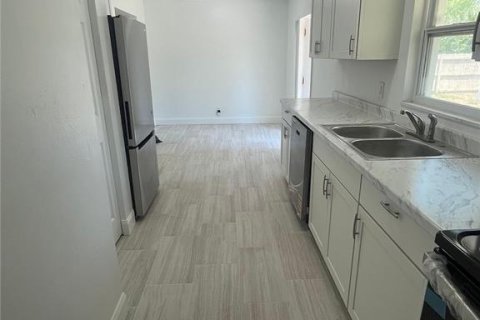 Villa ou maison à louer à South Daytona, Floride: 4 chambres, 137.87 m2 № 2388841 - photo 2