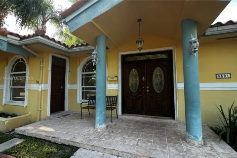 House in West Miami, Florida 3 bedrooms, 171.31 sq.m. № 1948959 - photo 2