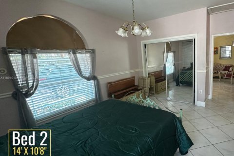 House in West Miami, Florida 3 bedrooms, 171.31 sq.m. № 1948959 - photo 15