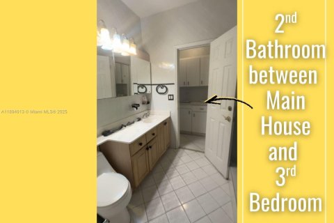 House in West Miami, Florida 3 bedrooms, 171.31 sq.m. № 1948959 - photo 19