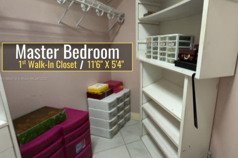 House in West Miami, Florida 3 bedrooms, 171.31 sq.m. № 1948959 - photo 10
