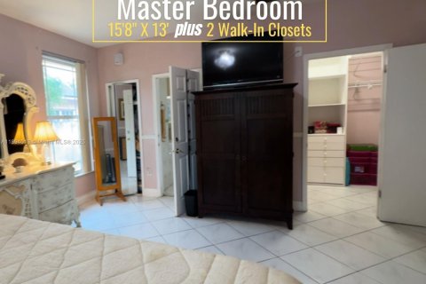 House in West Miami, Florida 3 bedrooms, 171.31 sq.m. № 1948959 - photo 7