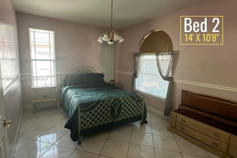House in West Miami, Florida 3 bedrooms, 171.31 sq.m. № 1948959 - photo 14