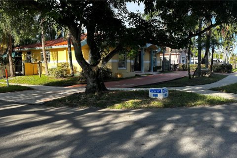 House in West Miami, Florida 3 bedrooms, 171.31 sq.m. № 1948959 - photo 25