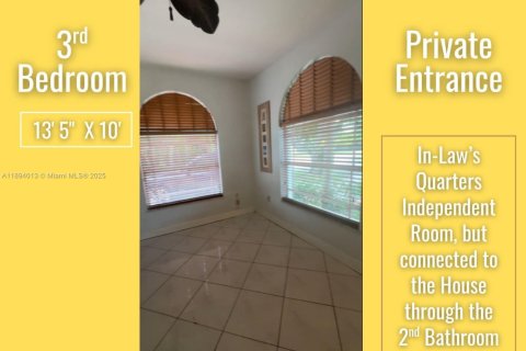 House in West Miami, Florida 3 bedrooms, 171.31 sq.m. № 1948959 - photo 17