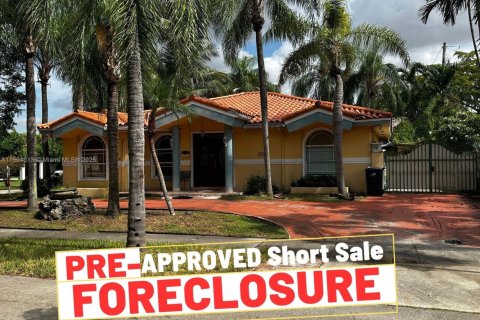 House in West Miami, Florida 3 bedrooms, 171.31 sq.m. № 1948959 - photo 1