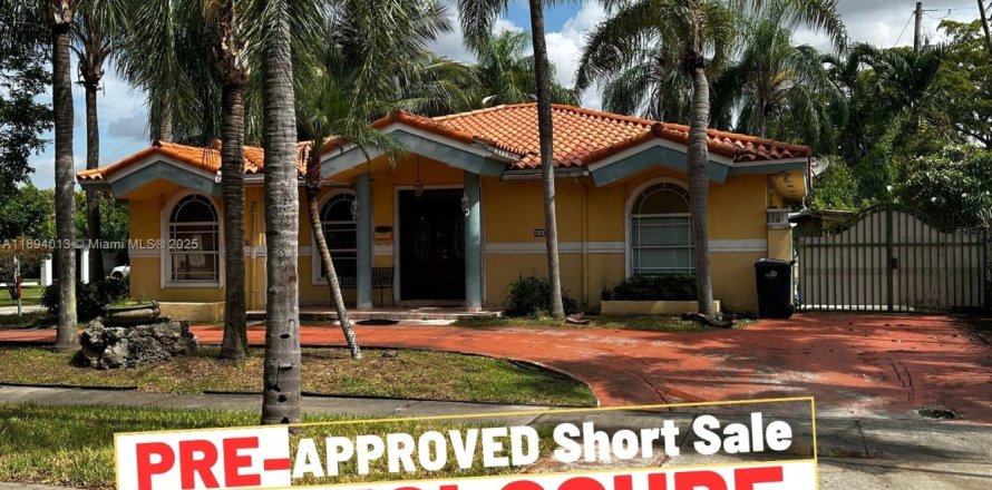 House in West Miami, Florida 3 bedrooms, 171.31 sq.m. № 1948959