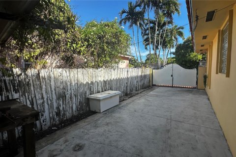 House in West Miami, Florida 3 bedrooms, 171.31 sq.m. № 1948959 - photo 29