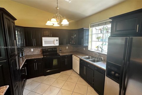 House in West Miami, Florida 3 bedrooms, 171.31 sq.m. № 1948959 - photo 4