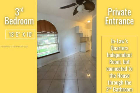 House in West Miami, Florida 3 bedrooms, 171.31 sq.m. № 1948959 - photo 18