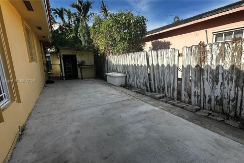 House in West Miami, Florida 3 bedrooms, 171.31 sq.m. № 1948959 - photo 28
