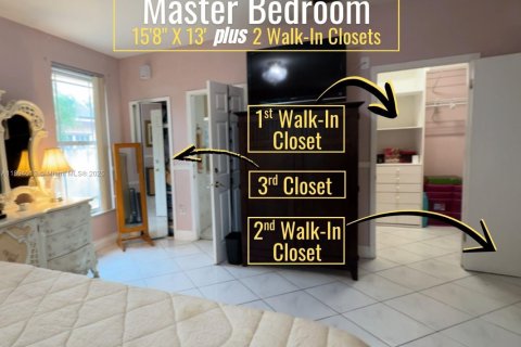 House in West Miami, Florida 3 bedrooms, 171.31 sq.m. № 1948959 - photo 8