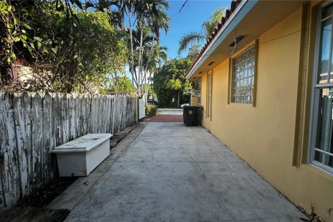 House in West Miami, Florida 3 bedrooms, 171.31 sq.m. № 1948959 - photo 27