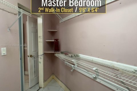 House in West Miami, Florida 3 bedrooms, 171.31 sq.m. № 1948959 - photo 11