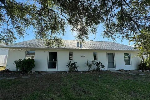 Apartment in Cape Coral, Florida 2 bedrooms, 74.32 sq.m. № 1944247 - photo 1