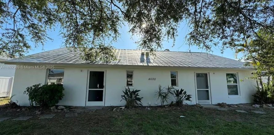 Apartment in Cape Coral, Florida 2 bedrooms, 74.32 sq.m. № 1944247