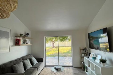 Apartment in Cape Coral, Florida 2 bedrooms, 74.32 sq.m. № 1944247 - photo 13
