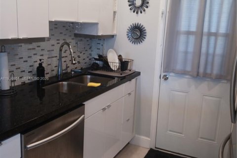 Condo in Hallandale Beach, Florida, 2 bedrooms  № 1995207 - photo 14