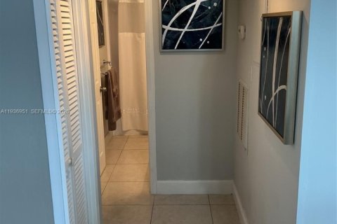 Condo in Hallandale Beach, Florida, 2 bedrooms  № 1995207 - photo 24