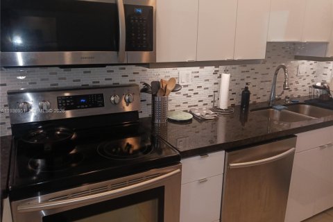Condo in Hallandale Beach, Florida, 2 bedrooms  № 1995207 - photo 9