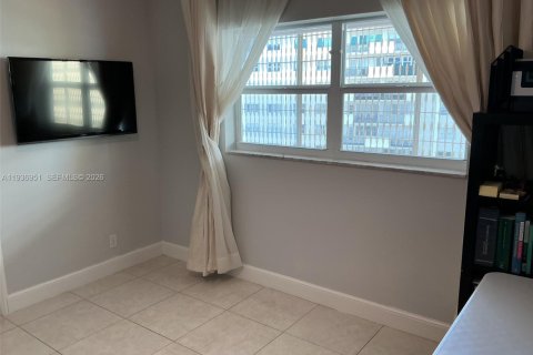Condo in Hallandale Beach, Florida, 2 bedrooms  № 1995207 - photo 26