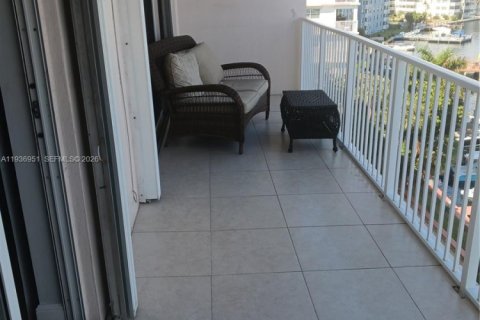 Condo in Hallandale Beach, Florida, 2 bedrooms  № 1995207 - photo 11