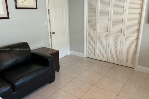 Condo in Hallandale Beach, Florida, 2 bedrooms  № 1995207 - photo 27