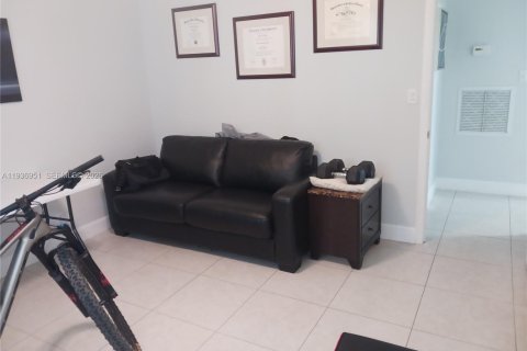 Condo in Hallandale Beach, Florida, 2 bedrooms  № 1995207 - photo 17